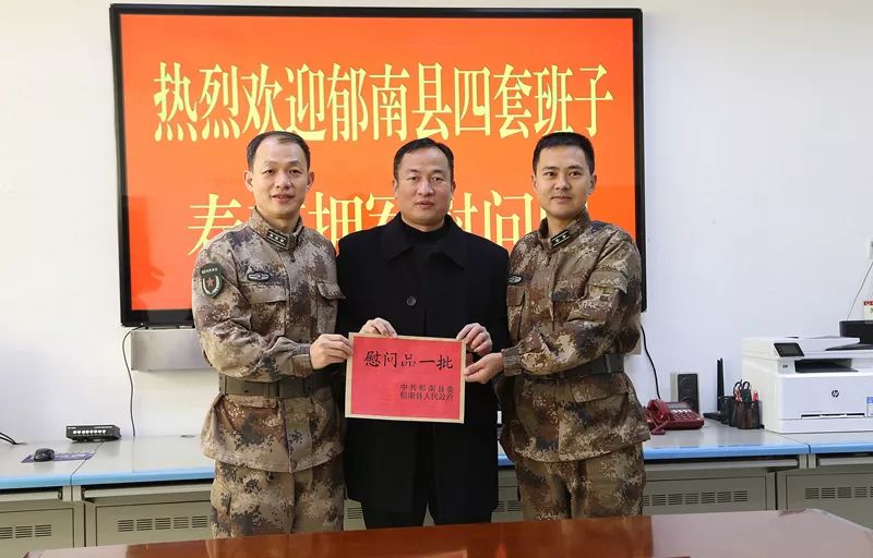 活动中,梁子财与县人武部官兵们进行了座谈交流,详细了解了他们一年来