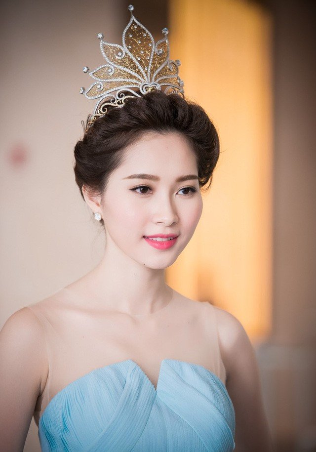 2010年越南小姐选美比赛冠军邓氏玉欣,1989年出生于河内,她是一名模特
