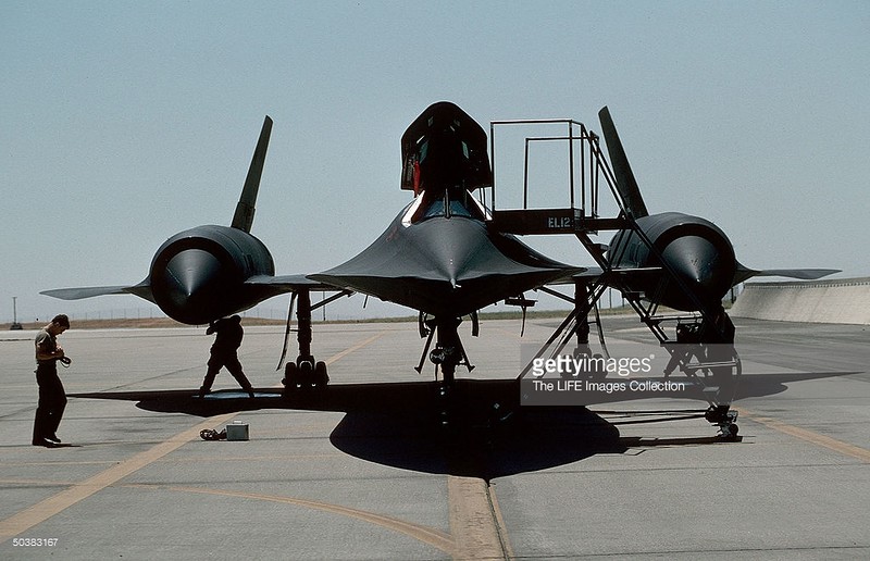 黑鳥偵察機,全稱sr-71遠程高空高速戰略偵察機.