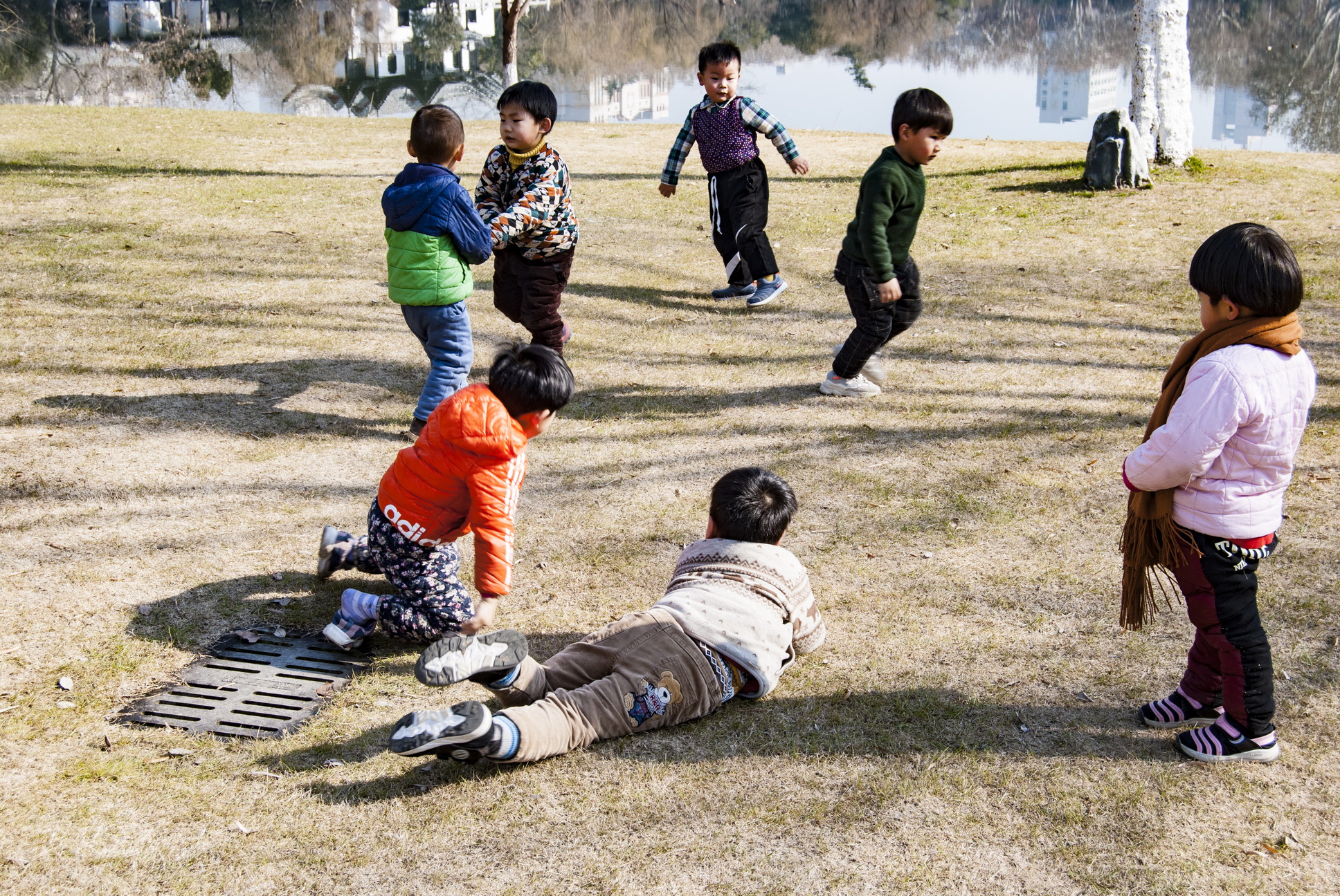 行走在云龙公园的草地旁,偶遇一群小朋友快乐玩耍