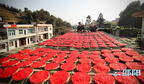 从小就跟随父亲学做米花的李富顺介绍,米花除直接食