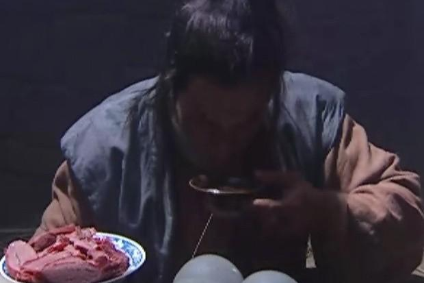武松吃牛肉在《水浒传》中,往往都是大口吃牛肉,比如三阮招待吴学究