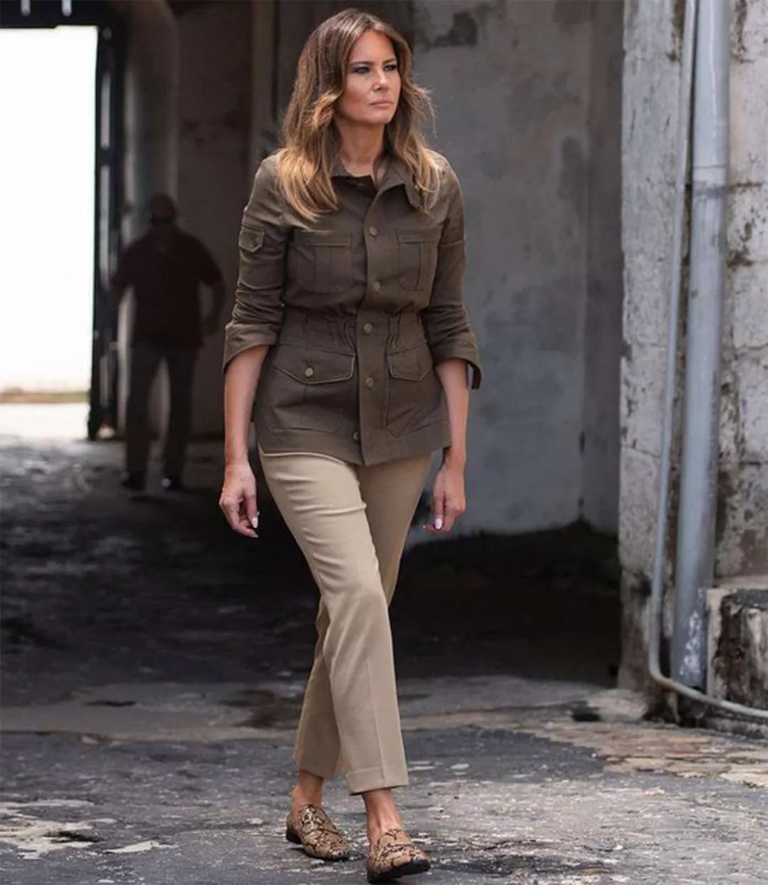 时髦的梅拉尼娅穿着了一件橄榄色的工装薄外套,下身搭配卡其色九分裤