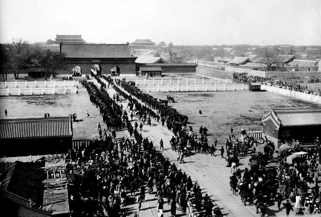 老照片:中国百姓帮八国联军搭梯子攻入紫禁城,大清官员跪地献旗