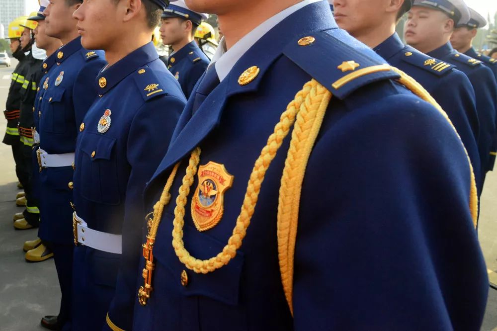 百余名身着新式制服,抢险救援服和灭火战斗服的消防救援人员整齐列队