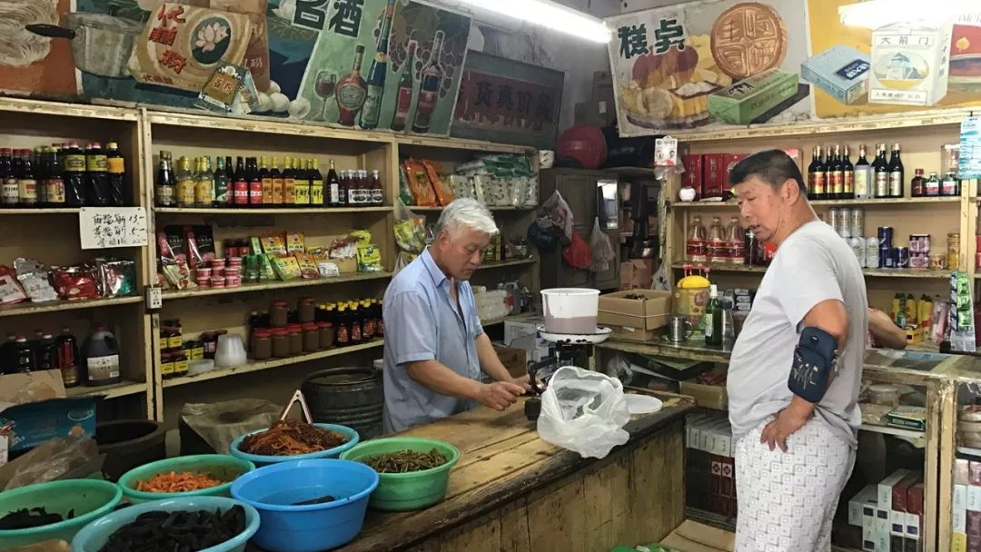 府街副食店位于钟楼菜市场原址的东北角,堪称北京七八十年代传统商业