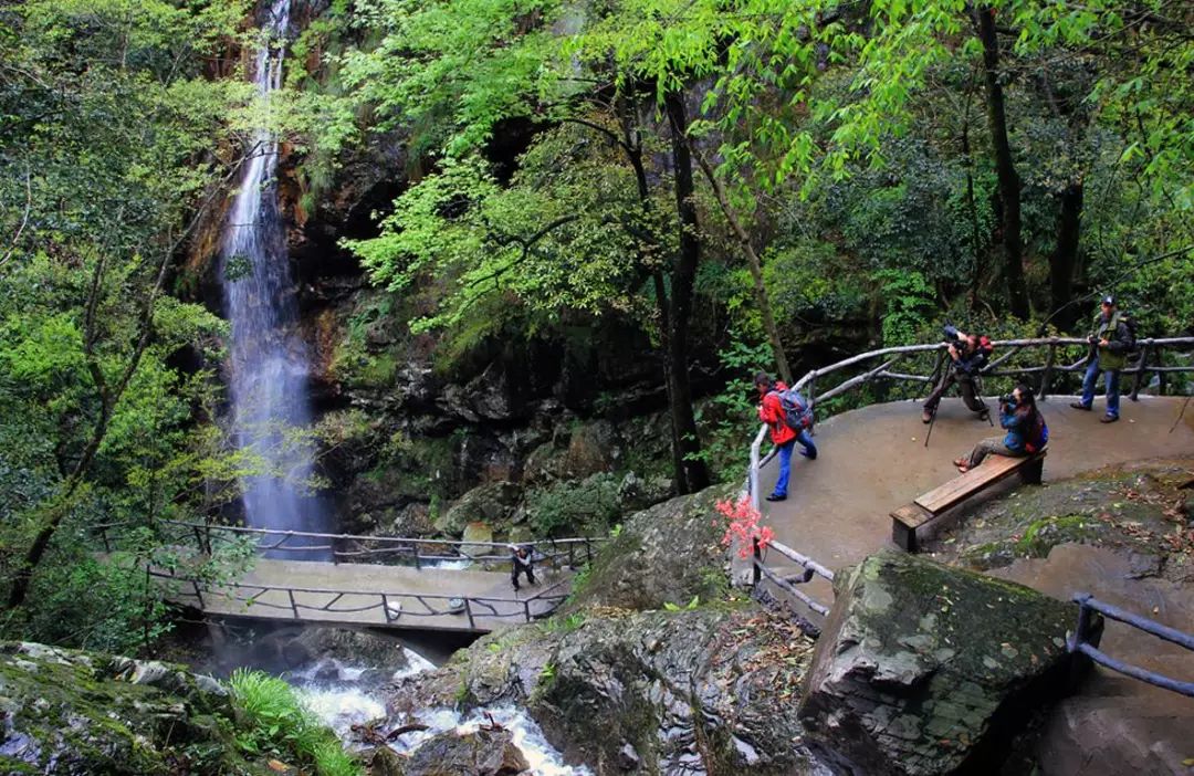 一江綠水,兩岸青山,如屏似畫,如斯美景徽州大峽谷也.