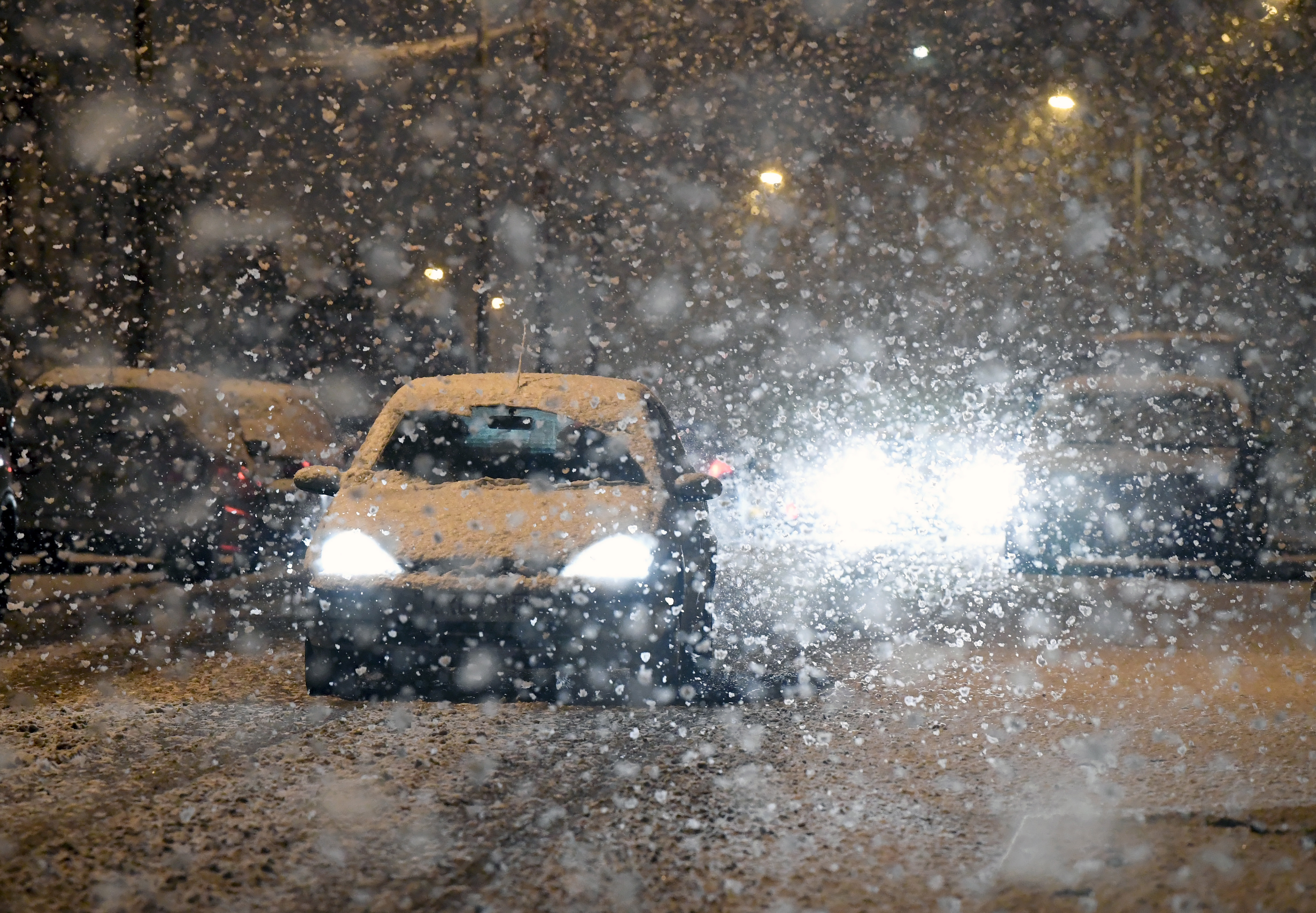 1月22日,在英国伦敦,汽车在雪中行驶.