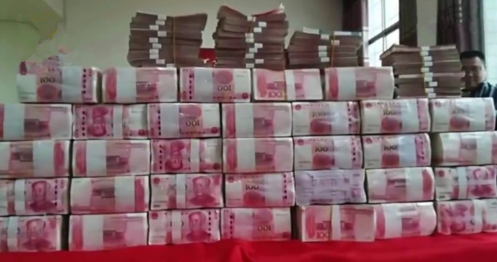 近日,江西萍乡,鹅湖村给村民分红,现场百元现金成捆现钞堆成小山