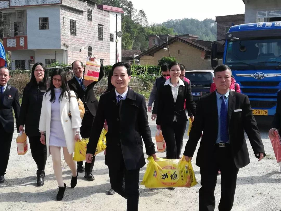 御景假日酒店慰問團,在廣寧縣市場監督管理局的組織下,來到木格鎮冊田