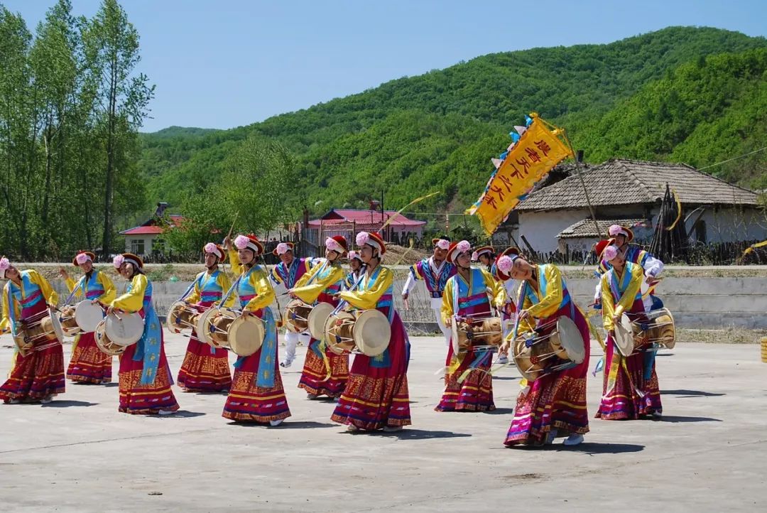 农乐舞演出象帽舞的艺术特色舞蹈中"象帽"的表演别具一格,舞者头戴系