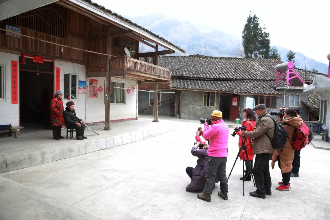 绵阳市女摄影家协会赴平武锁江羌族乡开展送摄影下乡活动_村民