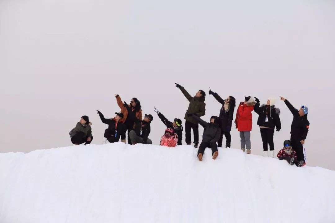 多人雪景拍照姿势图片