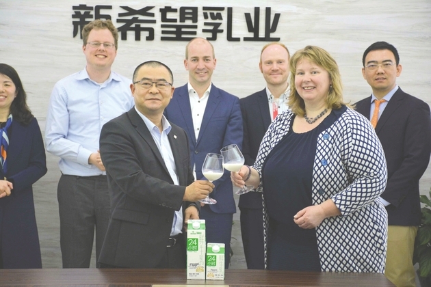 乳業的前三大股東分別為universal dairy limited,新希望投資集團有限