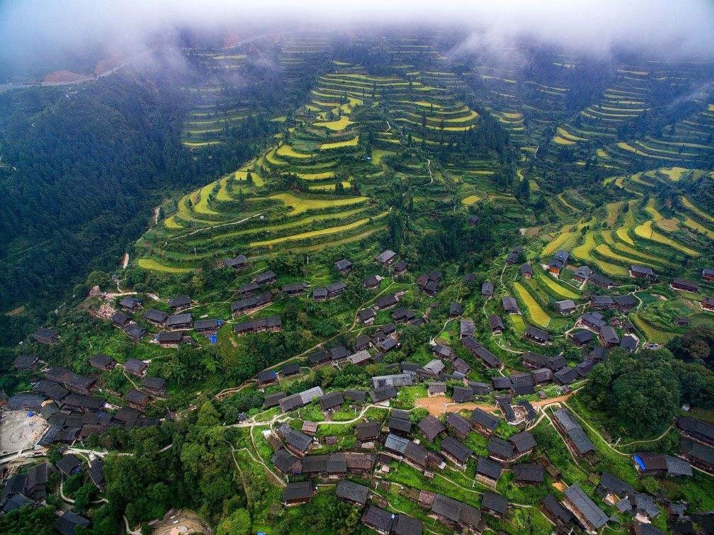 贵州台江的红阳苗寨不仅民族风情浓厚还有万亩草场风光