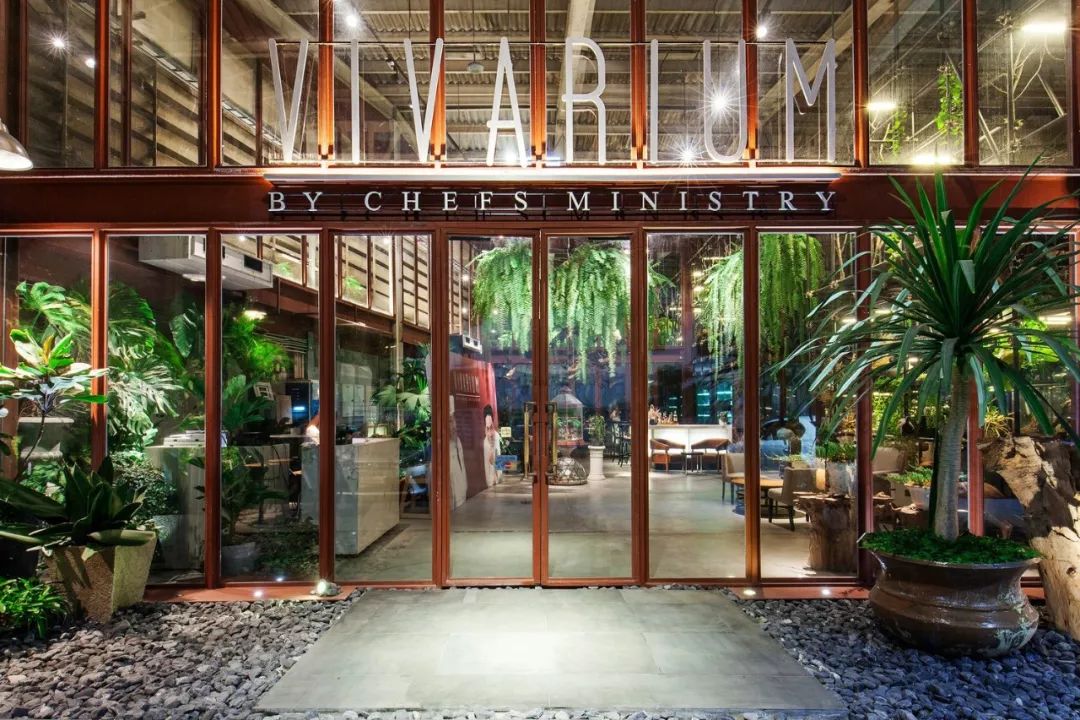 餐厅设计师们走混搭风格的设计路线把森林的野性和现代的简约融合在一