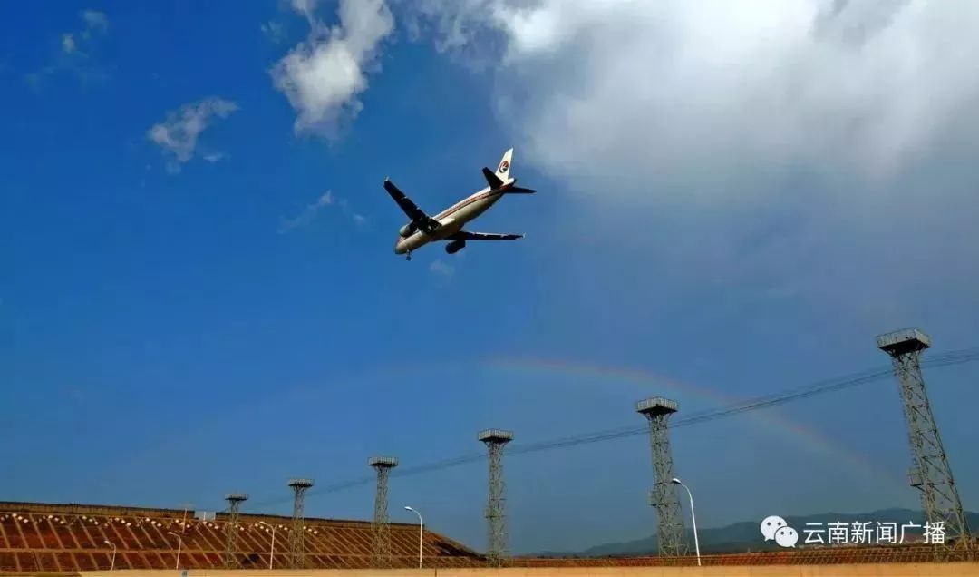 加快昆明国际航空枢纽建设,新建蒙自机场,迁建昭通机场,加快大理,丽江