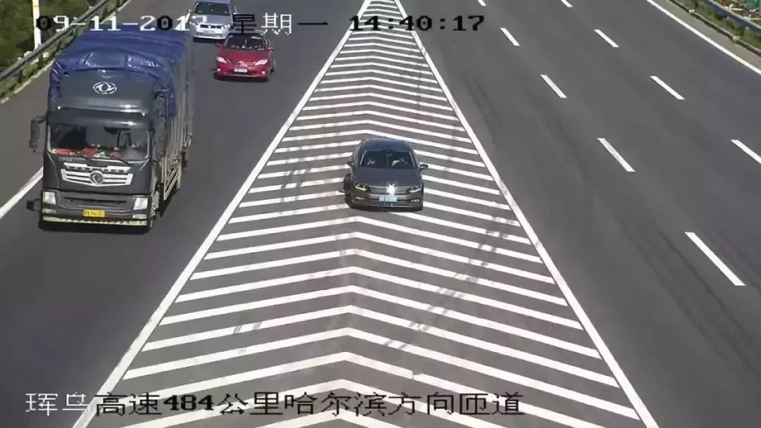 高速禁止变道标线图片