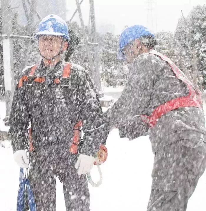 而他们要在寒冷的风雪中奔波一整天大家一直待在温暖的房子里停电了