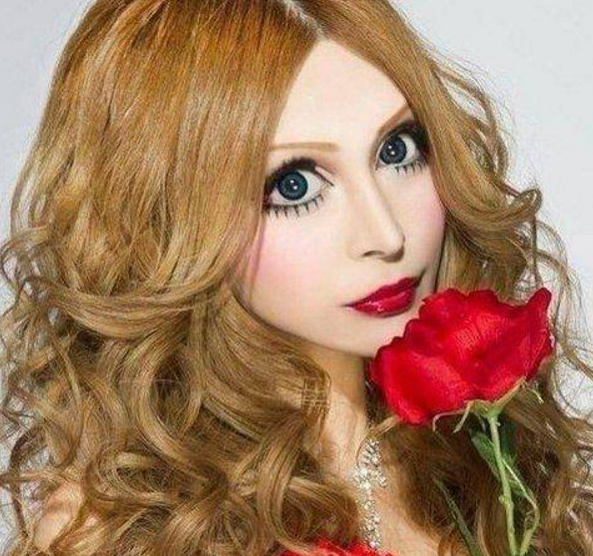 日本女子为变芭比娃娃,花2000万元整容,变身成美女