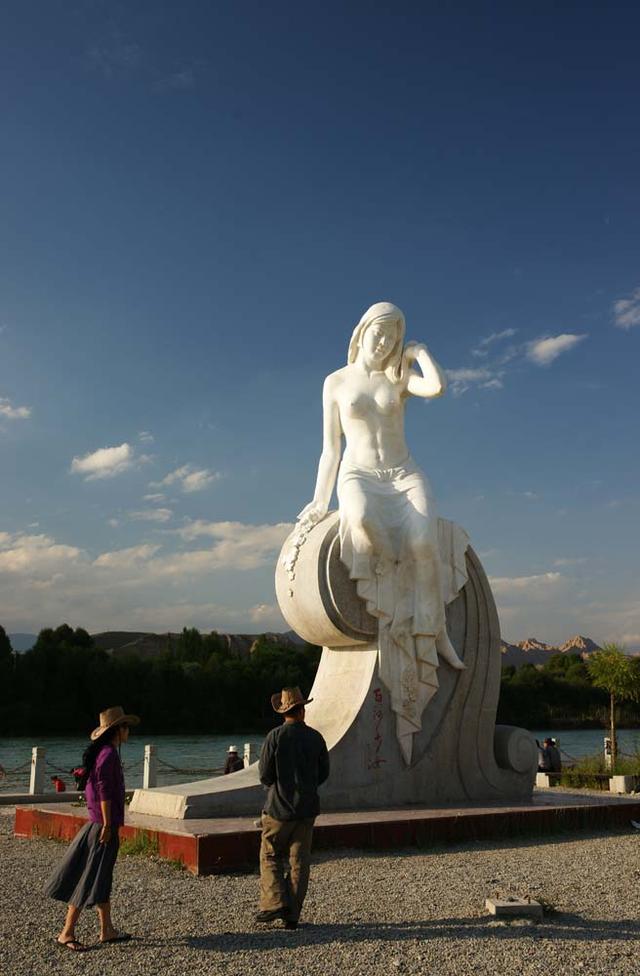 青铜峡黄河女神雕塑图片