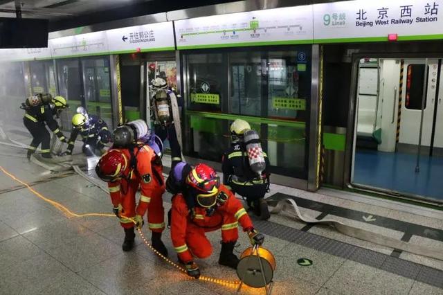 午夜,北京西站地铁突然故障起火