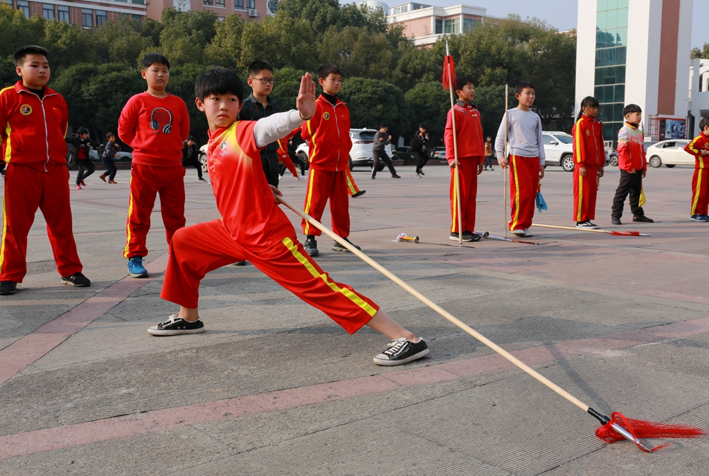 台州武林小子在教练的指导下练习武术基本功