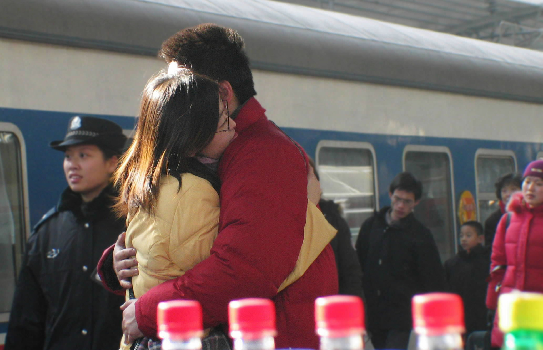 2005年1月25日,一对情侣在济南火车站站台恋恋不舍地拥别