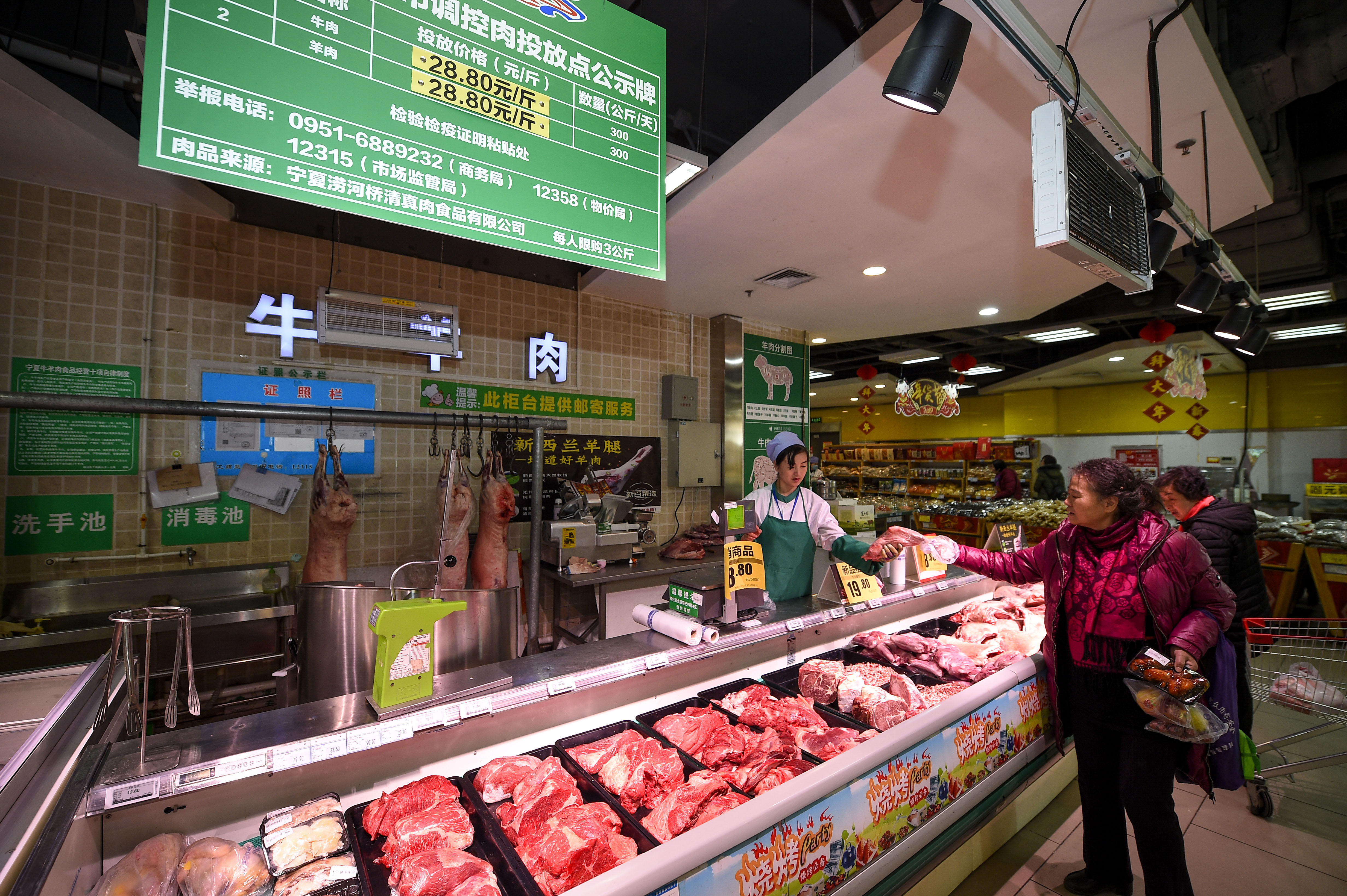 1月25日,市民在银川市一家超市内选购政府投放的储备肉