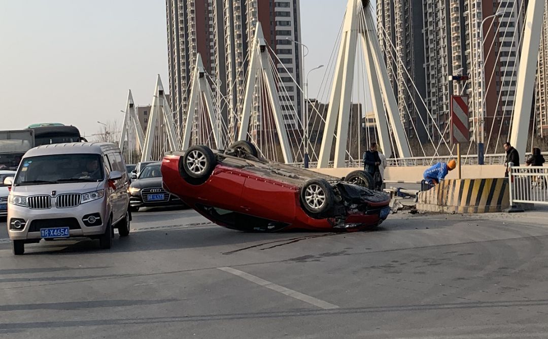 小轿车翻车图片图片