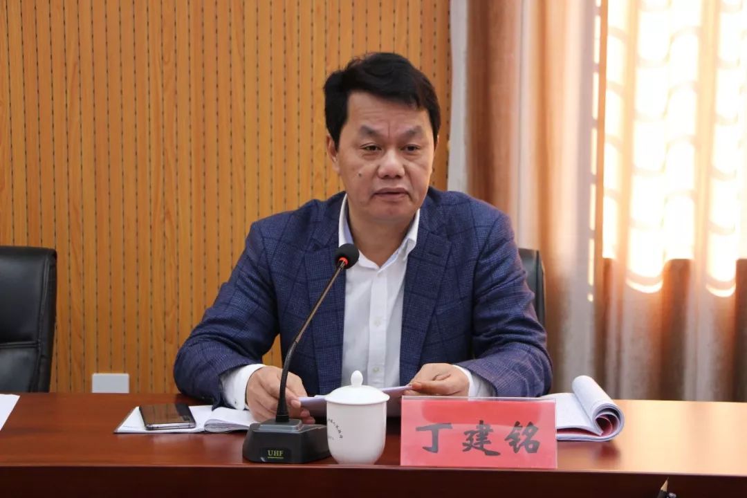 副县长丁建铭点评讲话丁副县长在点评指导讲话中指出,这次民主生活会