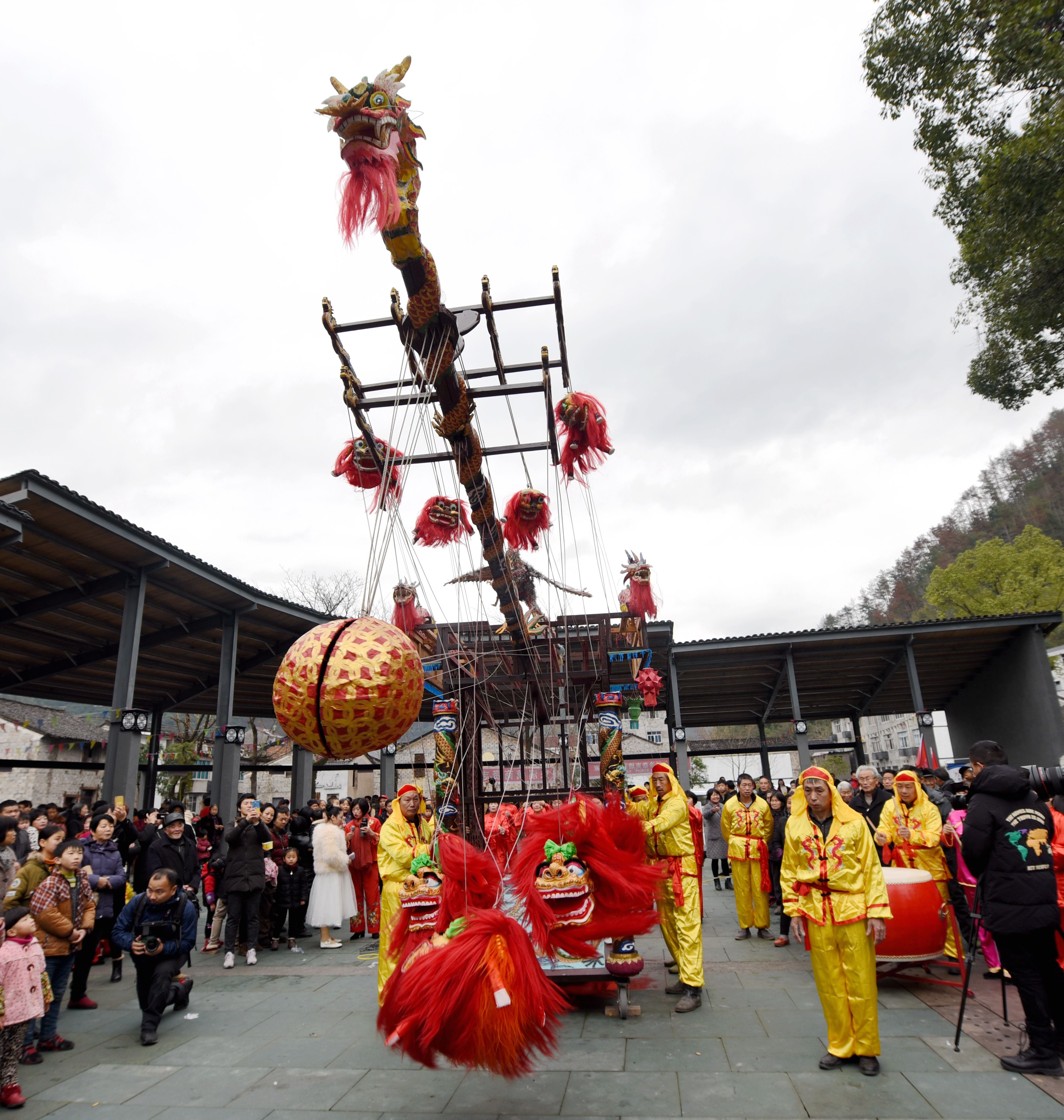 浙江仙居:舞龙狮 唱大戏 捣麻糍 磨豆腐 乡村多彩民俗热闹迎新年