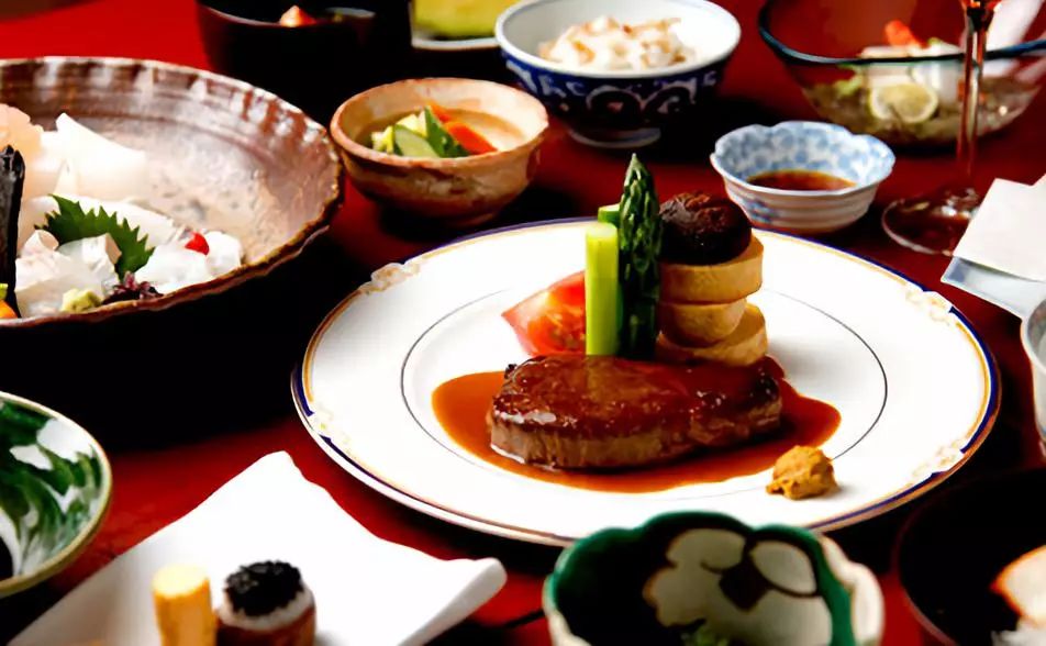 以河豚料理出名的米其林一星餐厅樱川,选用上等松茸,河豚,鲣鱼等高级