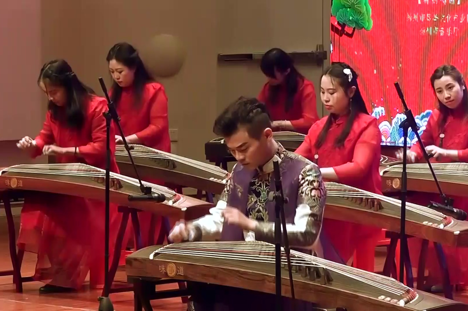 中国乐手青年古筝演奏家任洲洋领奏古筝曲战台风