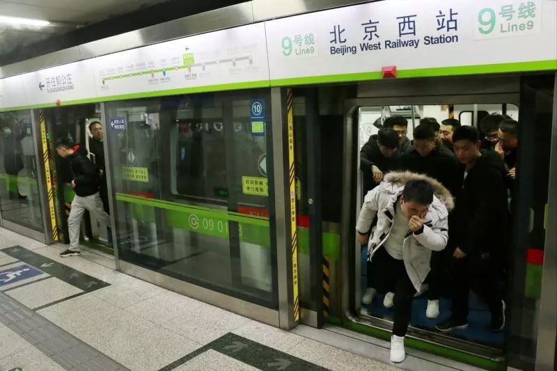 9号线地铁,一辆由国家图书馆开往郭公庄站的列车即将进入北京西站站