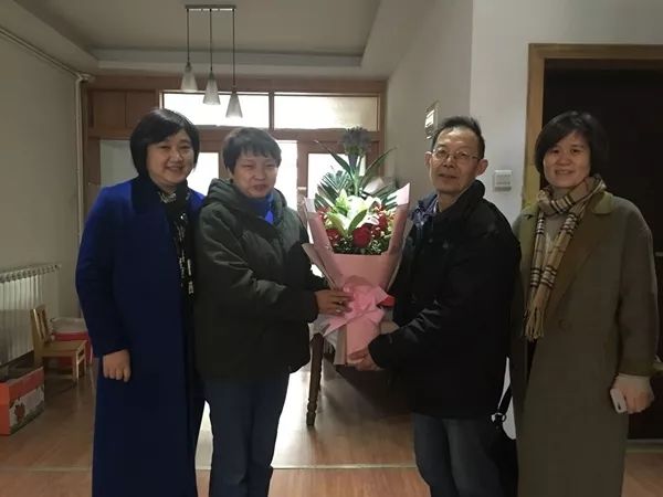 主委余茝芳(右三)1月23日,中共湖北省委统战部二级巡视员陈爱香(左三)