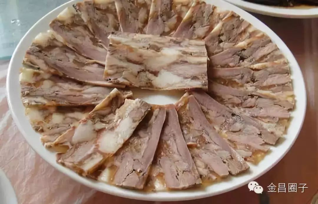 压 肉金昌杀猪饭,又称杀年猪,多在每年农历的冬腊月操办,这是一个