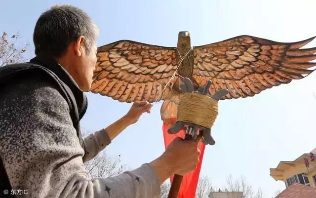 "墨翟以木头制成木鸟,研制三年有成,是人类最早的风筝起源,墨子把制