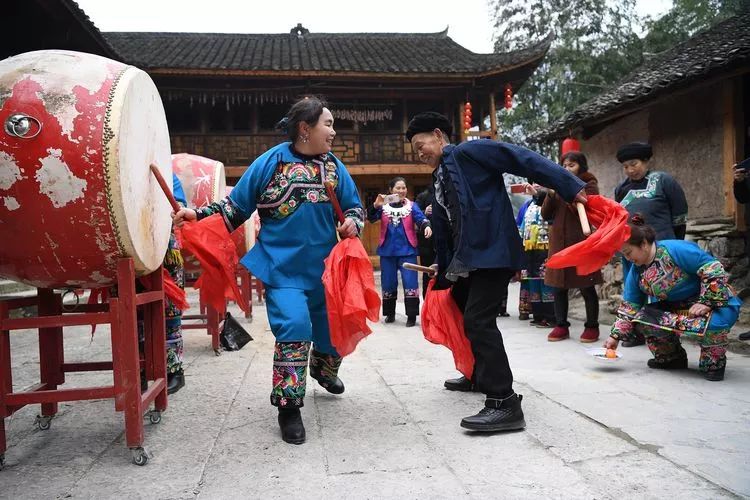 好嗨哦花垣這個苗寨人山人海舞龍打餈粑歡喜鬧新年