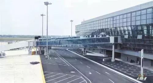 溫州空運交通火車站—龍灣國際機場:坐5路公交車到橋兒頭,向前步行約