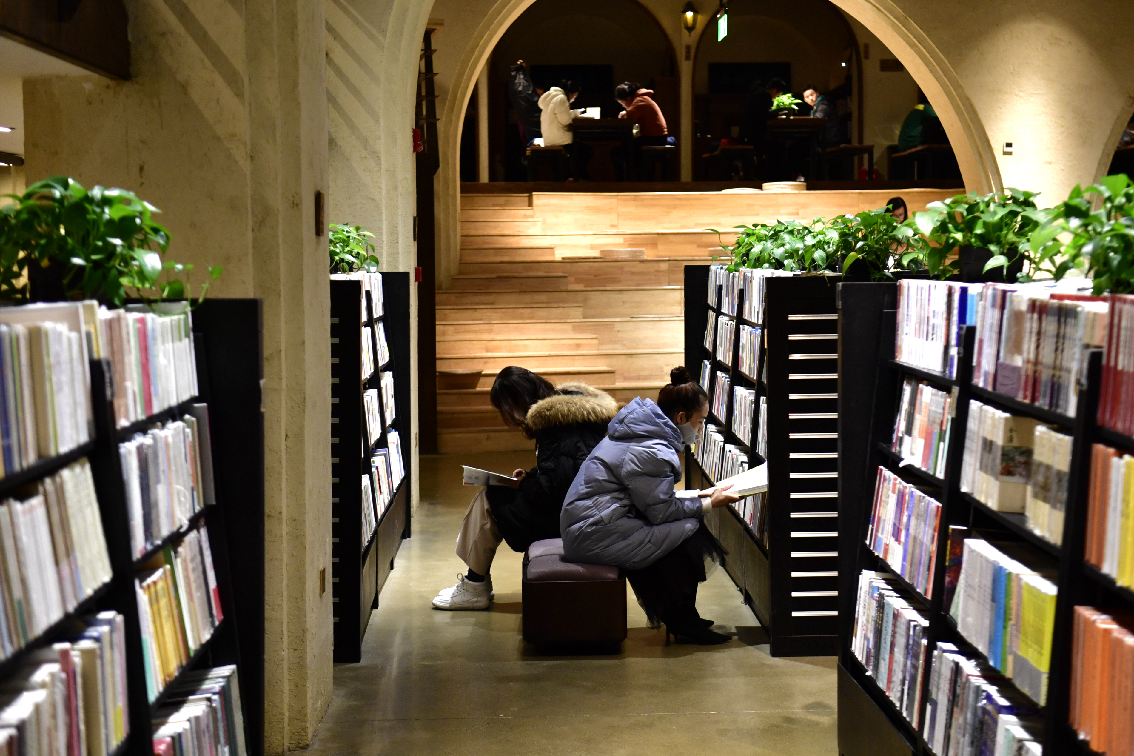 1月26日,学生在西宁几何书店内阅读.