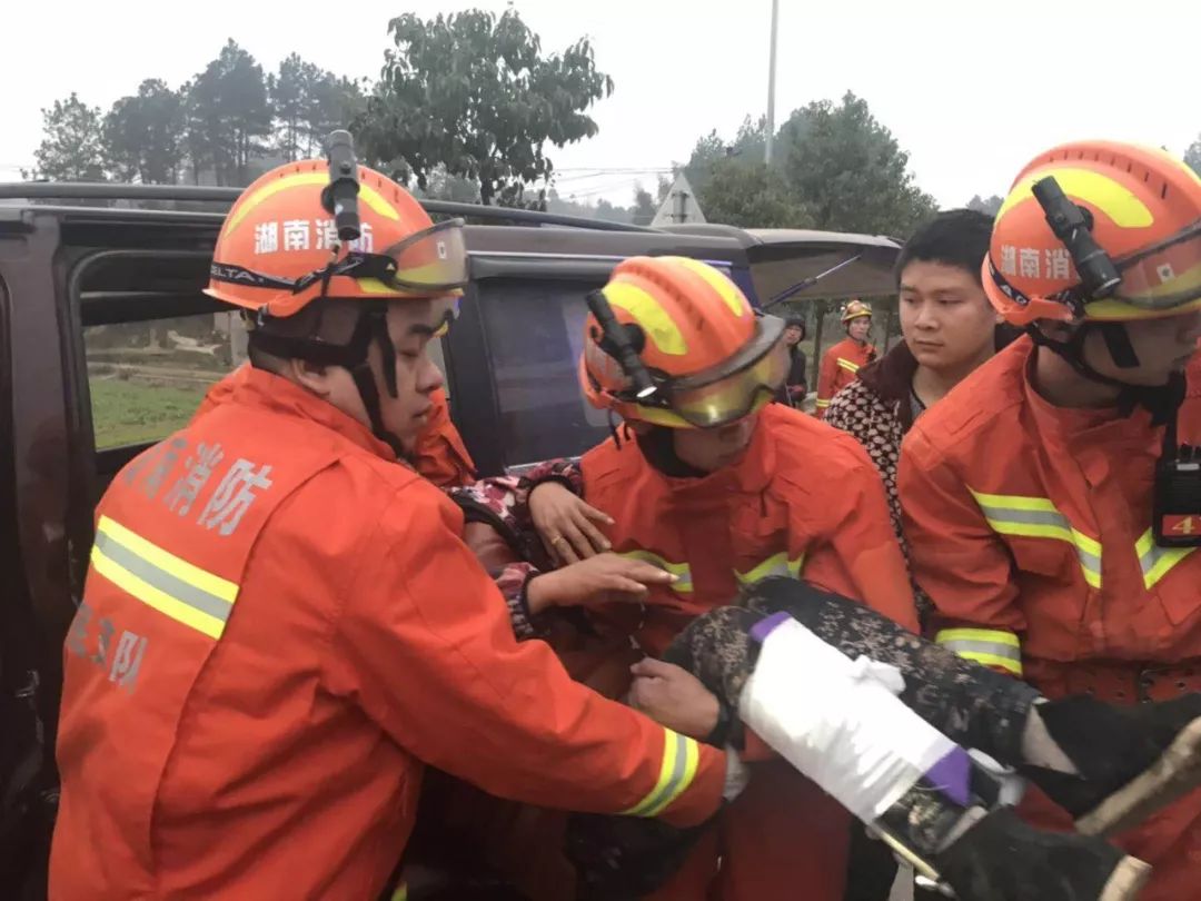 麵包車撞護欄漣源消防破拆救人