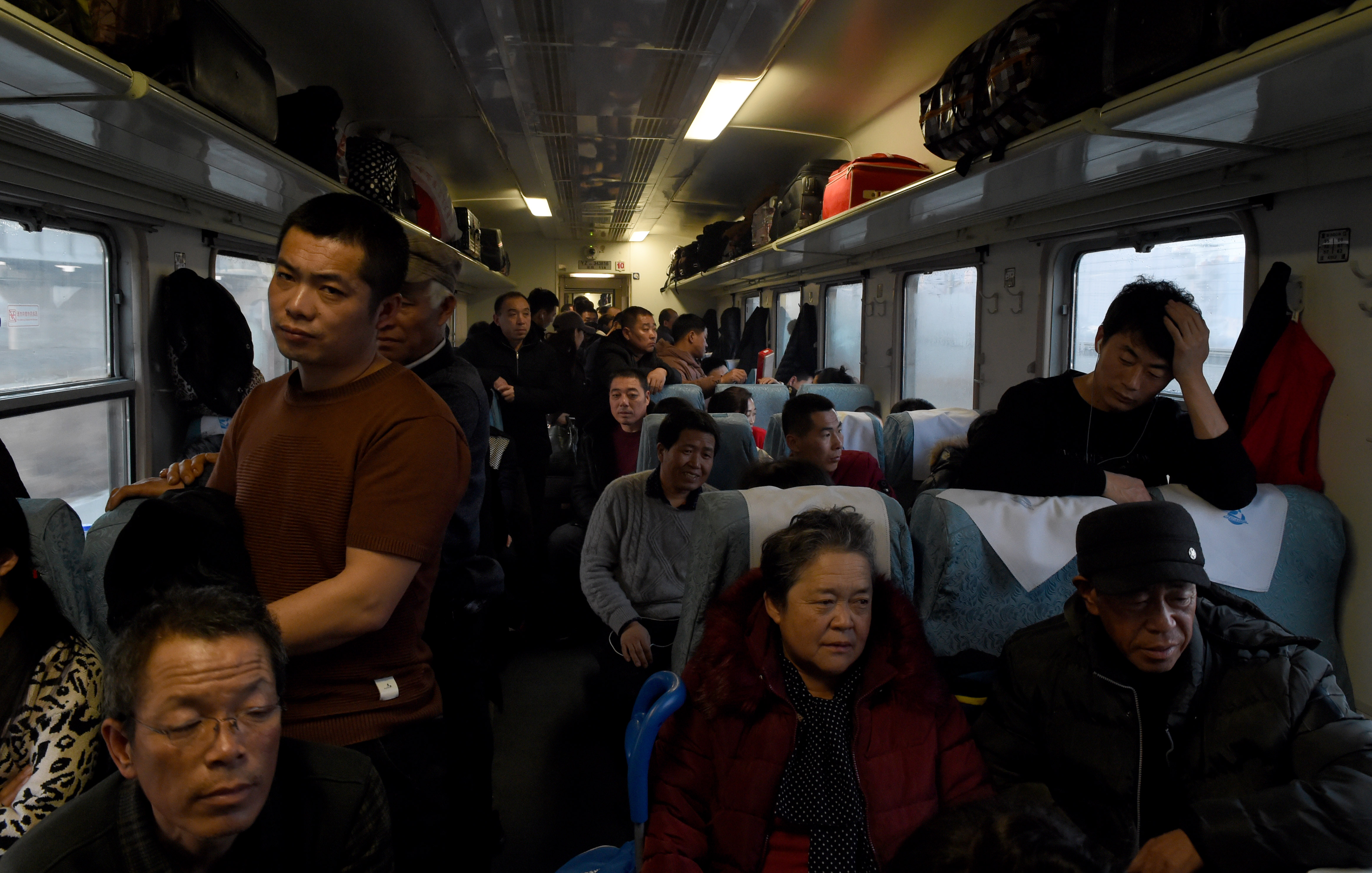 1月22日,在齐齐哈尔开往古莲的6245次列车上,列车员在倒热水