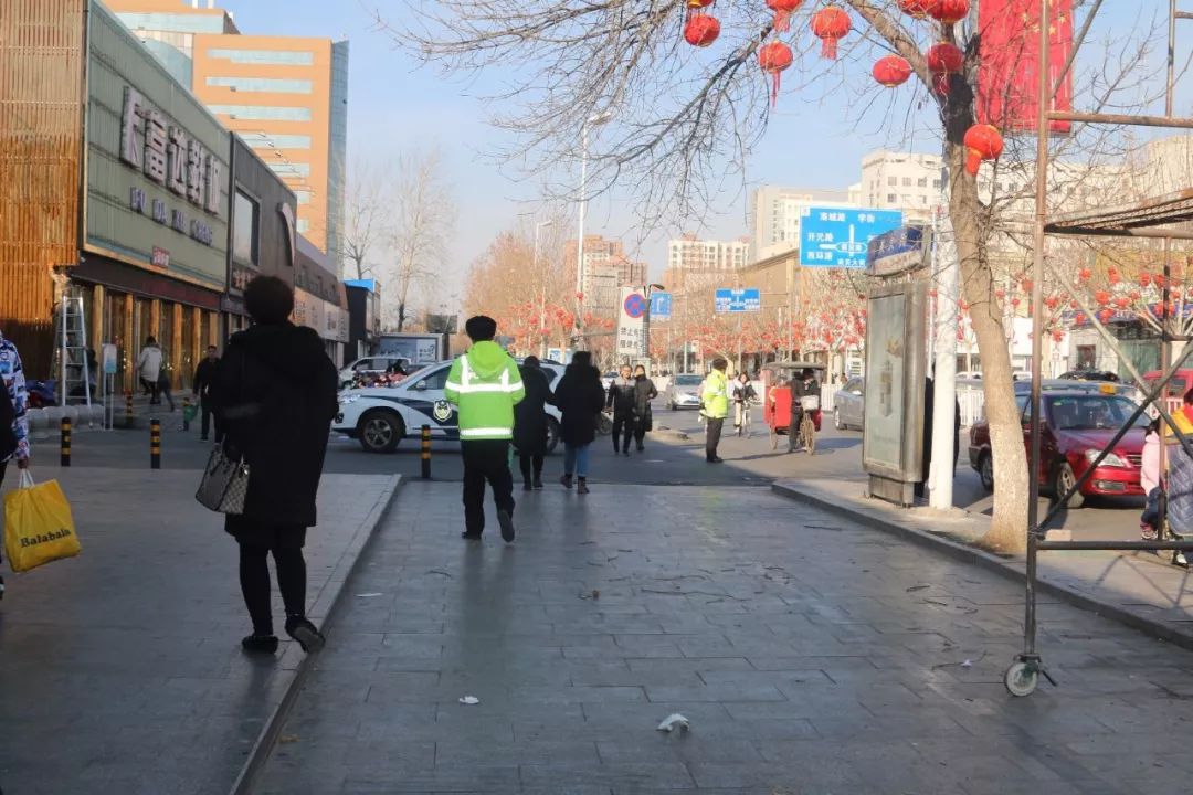 宝坻年味越来越重南关大街挂起了灯笼劝宝超市西门步行街也在装饰进行