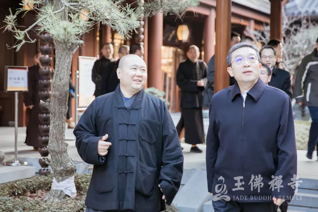 玉佛禪寺方丈覺醒法師與寺務處主任長春法師,副主任慧禪法師,慧覺法師