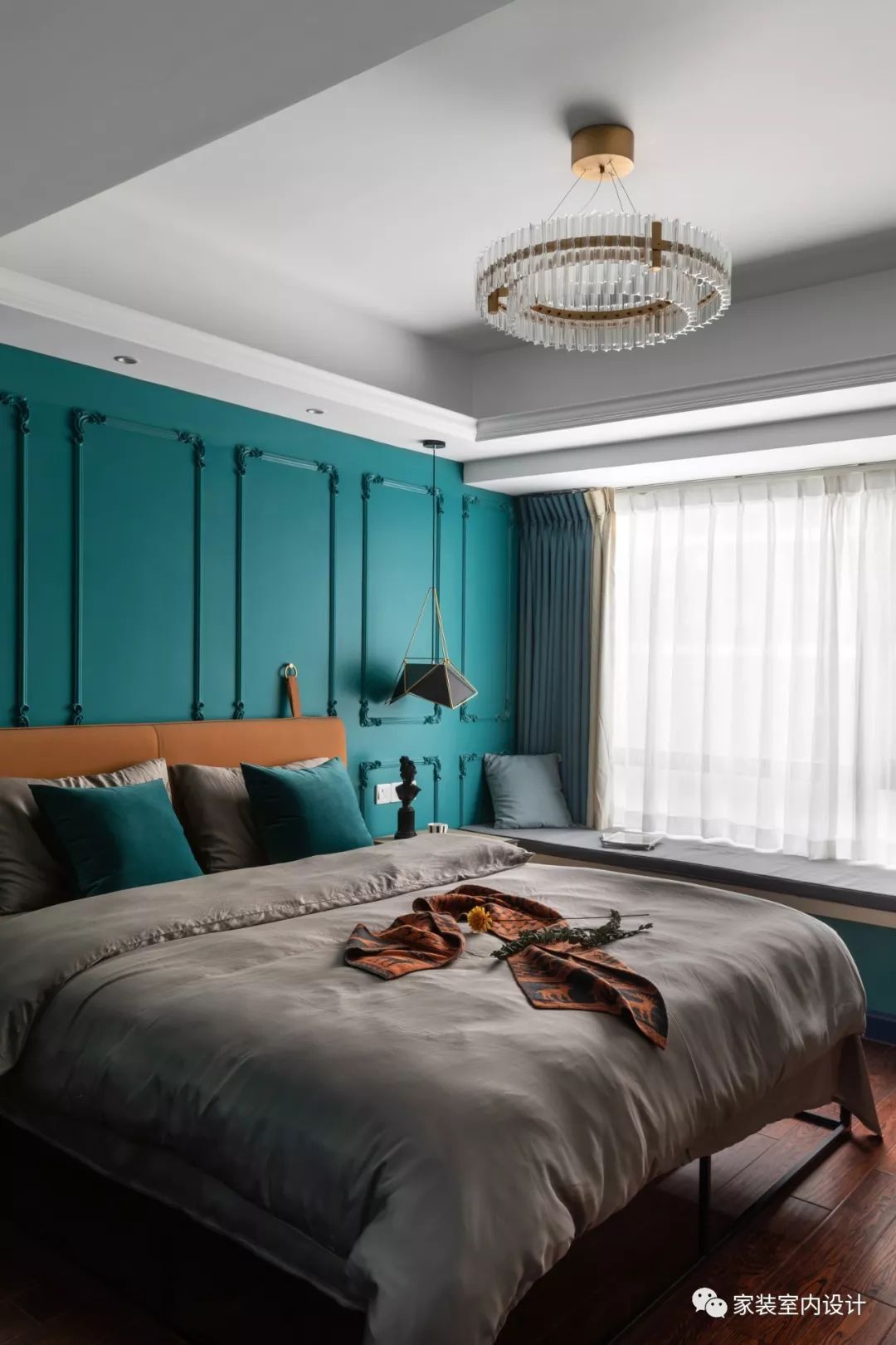 卧室的色调与整体一致,以孔雀蓝为背景,背景墙还增加了优美的法式石膏