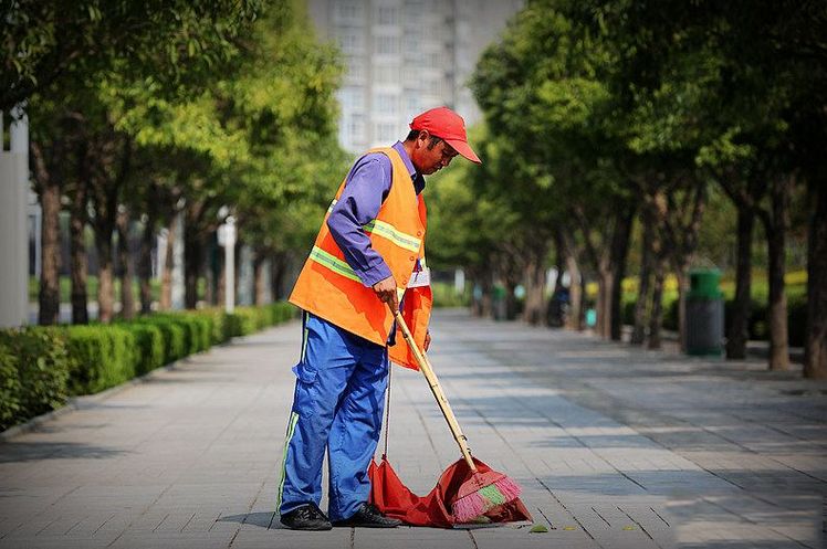 默默清扫的环卫工人?