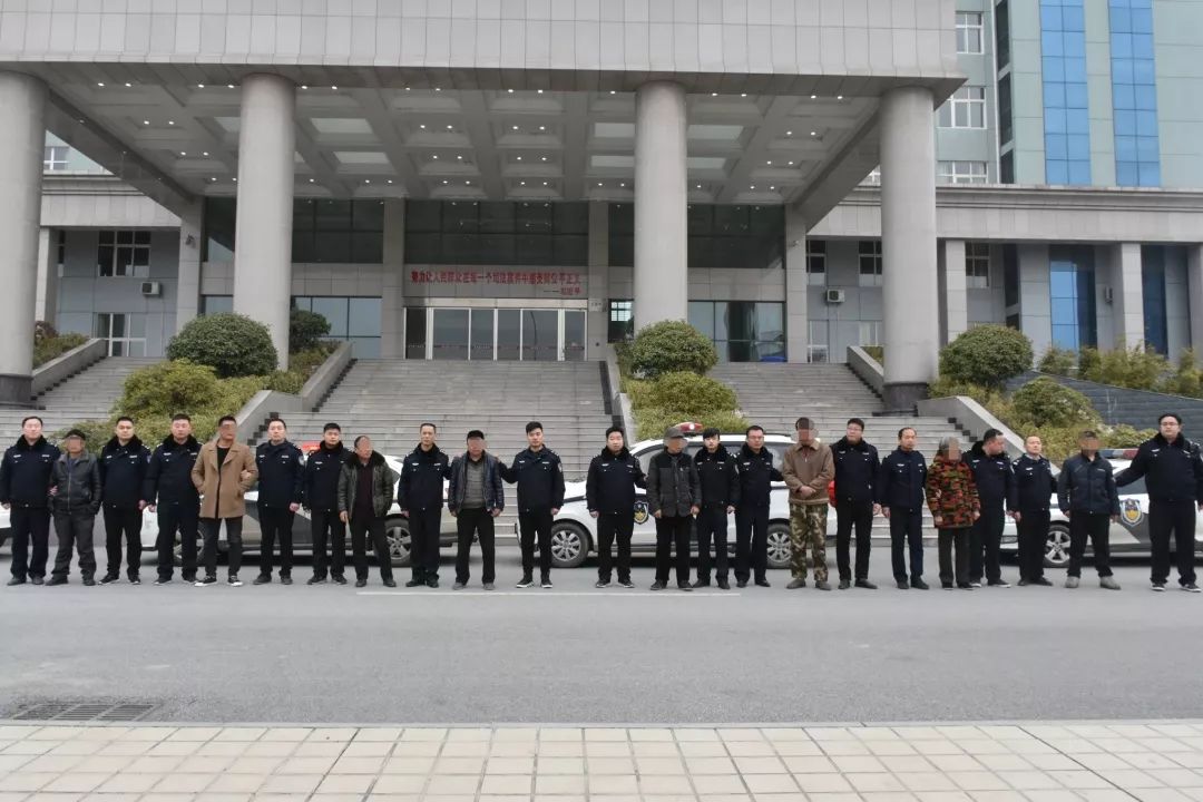 唐河县法院今晨执行人12人拘留8人