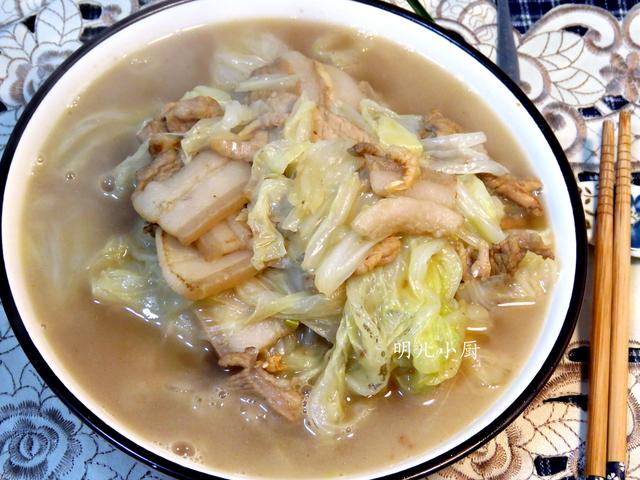 好吃有营养的猪肉海米炖大白菜就做好了,汤也是很鲜美哦!