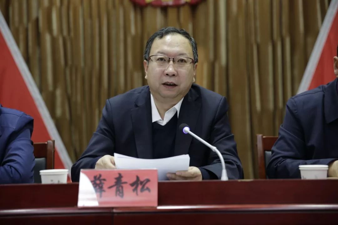 会上,县委常委,县委组织部部长李雪原就《兴隆县机构改革方案》作出了